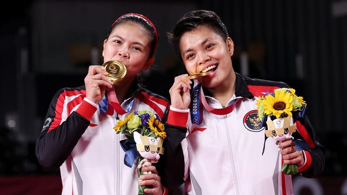 CHOFU, JAPAN - AUGUST 02: Gold medalists Greysia Polii(left) and Apriyani Rahayu of Team Indonesia pose on the podium during the medal ceremony for the Women’s Doubles badminton event on day ten of the Tokyo 2020 Olympic Games at Musashino Forest Sport Plaza on August 02, 2021 in Chofu, Tokyo, Japan. (Photo by Lintao Zhang/Getty Images)