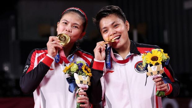 CHOFU, JAPAN - AUGUST 02: Gold medalists Greysia Polii(left) and Apriyani Rahayu of Team Indonesia pose on the podium during the medal ceremony for the Women's Doubles badminton event on day ten of the Tokyo 2020 Olympic Games at Musashino Forest Sport Plaza on August 02, 2021 in Chofu, Tokyo, Japan. (Photo by Lintao Zhang/Getty Images)