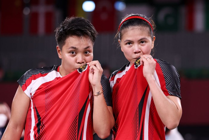 CHOFU, JAPAN - JULY 31: Greysia Polii(right) and Apriyani Rahayu of Team Indonesia pose for camera after their victory against Lee Sohee and Shin Seungchan of Team South Korea during a Women’s Doubles Semi-final match on day eight of the Tokyo 2020 Olympic Games at Musashino Forest Sport Plaza on July 31, 2021 in Chofu, Tokyo, Japan. (Photo by Lintao Zhang/Getty Images)