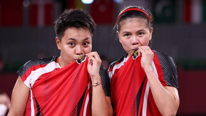 CHOFU, JAPAN - JULY 31: Greysia Polii(right) and Apriyani Rahayu of Team Indonesia pose for camera after their victory against Lee Sohee and Shin Seungchan of Team South Korea during a Women’s Doubles Semi-final match on day eight of the Tokyo 2020 Olympic Games at Musashino Forest Sport Plaza on July 31, 2021 in Chofu, Tokyo, Japan. (Photo by Lintao Zhang/Getty Images)