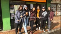 Kulineran bareng antara Apri dan geng bulu tangkisnya juga terlihat saat di Malaysia. Mereka mampir makan di salah satu restoran lokal.