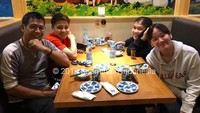 Kekompakan antara pemain bulu tangkis Indonesia terlihat di foto ini. Apri dan rekan-rekannya tampak bersantap ramai-ramai di restoran Jepang.