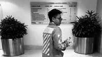 Saat tanding di Thailand, Apri mengabadikan momennya menikmati pemandangan keren dari jendela hotelnya. Ia terlihat santai ditemani minuman.