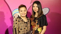 Hadiri gala dinner BWF World, Apri dan Greysia kompak memakai batik. Keduanya pun foto bersama sebelum memasuki area makan.