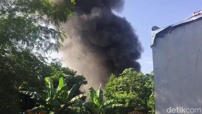 Asap hitam akibat kebaran Gudang Stupa di Depok