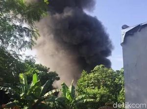 Gudang Alat Dekorasi di Cinangka Depok Terbakar, Damkar Meluncur
