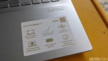 Sederet fitur pelengkap Asus Vivobook Ultra 15 (K513). Ada sertifikasi dari TUV Rheinland yang bisa membuat mata menjadi lebih nyaman saat melihat layar, spaker Harman/Kardon, dan mikrofon dengan noise-cancelling. Foto: Virgina Maulita Putri/detikINET