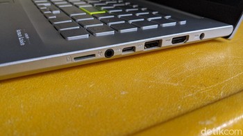 Deretan port di samping kanan laptop yang terdiri dari port charger, HDMI 1.4, jack audio 3,5mm, USB 3.2 Gen 1 Type-A, USB 3.2 Gen 1 Type-C dan slot card reader untuk microSD. Foto: Virgina Maulita Putri/detikINET