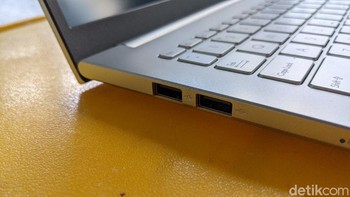 Di sisi sebelahnya terdapat dua port USB 2.0. Laptop ini juga dibekali konektivitas yang memadai untuk mendukung produktivitas seperti Wi-Fi 6 dan Bluetooth 5.0. Foto: Virgina Maulita Putri/detikINET