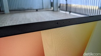 Di bezel bagian atas terdapat webcam HD dan mikrofon built-in. Webcam ini bisa dimatikan menggunakan tombol shortcut yang ada di keyboard. Foto: Virgina Maulita Putri/detikINET