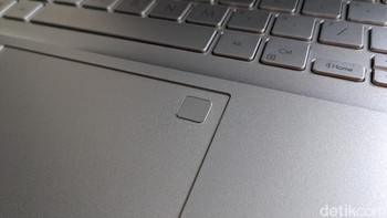Sensor sidik jari terintegrasi dengan trackpad yang memudahkan login lewat Windows Hello. Foto: Virgina Maulita Putri/detikINET
