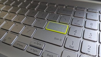 Beralih ke jeroannya, Asus Vivobook Ultra 15 (K513) dibekali dengan prosesor Intel i5-1135G7 yang dipadukan dengan RAM DDR4 8GB dan storage SSD M.2 PCIe 3.0 512GB. Terdapat slot SATA Drive 2.5 tambahan jika ingin menambah kapasitas penyimpanan. Foto: Virgina Maulita Putri/detikINET