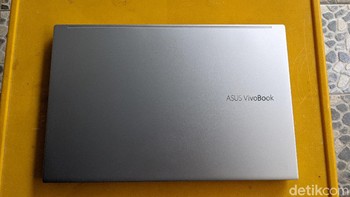 Asus Vivobook Ultra 15 (K513) hadir dalam tiga warna yaitu Transparent Silver, Indie Black, dan Hearty Gold. Varian yang bertandang ke detikINET hadir dengan warna Transparent Silver. Foto: Virgina Maulita Putri/detikINET