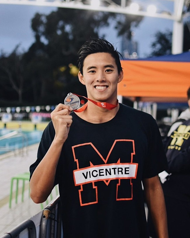 Welson Kim, Atlet Renang MalaysiaDari negara tetangga, ada Welson Kim yang mendapat julukan Oppa Malaysia karena pesonanya yang mirip artis Korea. Welson adalah perenang yang berkompetisi di nomor 200 m dan 400 m gaya bebas. Ia adalah perenang Malaysia pertama yang pernah mewakili negaranya di Olimpiade. Foto: Instagram