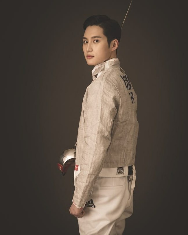 Kim Jun Ho, Atlet Anggar Korea SelatanAtlet Korea lain yang disebut cocok jadi idol atau aktor adalah Kim Jun Ho. Meski wajahnya ditutupi saat bertanding, ketampanan peraih medali emas dalam World Fencing Championship 2019 sulit untuk tidak dibicarakan. Kim Jun Ho baru pertama kali bermain di Olimpiade karena cabornya baru dipertandingkan. Foto: Instagram