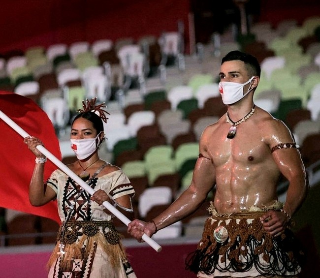 Pita Taufatofua, Atlet Taekwondo Tonga Pita Taufatofua juga sempat viral ketika tampil dalam acara pembukaan Olimpiade Tokyo 2016 dan kembali mewakili negaranya di 2018 dan 2020. Ketika itu, ia memimpin parade dengan busana tradisional Tonga dan memperlihatkan tubuh atletisnya. Meski pakai masker, penonton tetap bisa melihat ketampanannya.   Foto: Instagram