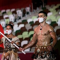 Pita Taufatofua, Atlet Taekwondo Tonga Pita Taufatofua juga sempat viral ketika tampil dalam acara pembukaan Olimpiade Tokyo 2016 dan kembali mewakili negaranya di 2018 dan 2020. Ketika itu, ia memimpin parade dengan busana tradisional Tonga dan memperlihatkan tubuh atletisnya. Meski pakai masker, penonton tetap bisa melihat ketampanannya.   Foto: Instagram