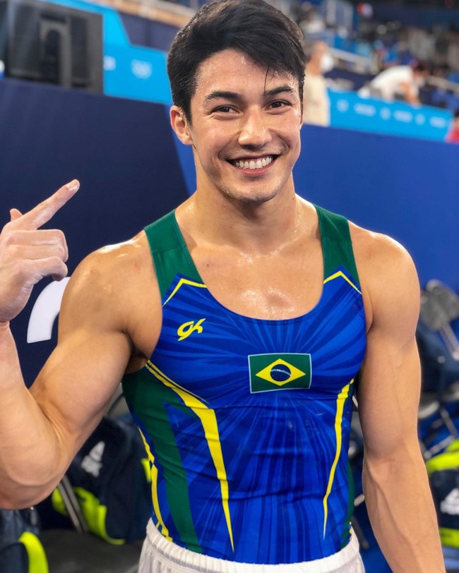 Arthur Nory Mariano, Atlet Senam BrazilAtlet tampan selanjutnya datang dari cabang olahraga senam artistik asal Brazil. Ia terlihat berwajah Asia karena punya darah Jepang dari ibunya. Dalam Olimpiade kali ini, atlet tersebut pun berkeinginan untuk memenangkan pertandingan di tanah kelahiran kakek dan neneknya yang pindah ke Brazil puluhan tahun lalu.  Foto: Instagram