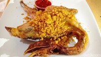 Sesuai dengan namanya, Ayam Goreng Madukoro mengandalkan menu ayam goreng sebagai menu utama. Ayam goreng ini dibuat menggunakan jenis ayam kampung. Foto: detikFood/Devi S. Lestari