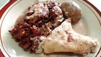 Untuk kreceknya terbilang royal karena disajikan dalam porsi banyak dan menggunakan kerupuk krecek berkualitas. Kerupuk kreceknya berbentuk panjang dan teksturnya kenyal padat. Foto: detikFood/Devi S. Lestari
