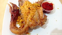 Mengandalkan resep turun temurun yang dijaga dengan baik, ayam goreng ini berhasil mempertahankan popularitasnya. Bahkan jadi salah satu makanan yang rutin masuk ke daftar katering Istana Negara serta jadi salah satu ayam goreng favorit SBY. Foto: detikFood/Devi S. Lestari