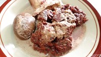 Kami juga memesan sepaket gudeg komplet Rp 64.500. Isinya ada gudeg nangka versi basah, krecek, telur dan satu potong ayam kampung opor. Semua menu ini disajikan dengan guyuran areh atau rebusan santan kental yang rasanya gurih. Foto: detikFood/Devi S. Lestari