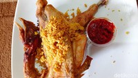 Dengan teknik memasak khusus dan menggunakan bumbu berlimpah, ayam kampung ini tidak alot atau keras sama sekali. Justru teksturnya empuk dan rasa bumbunya meresap sampai ke tulang. Foto: detikFood/Devi S. Lestari