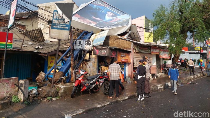 Baliho roboh timpa warung di Cimahi