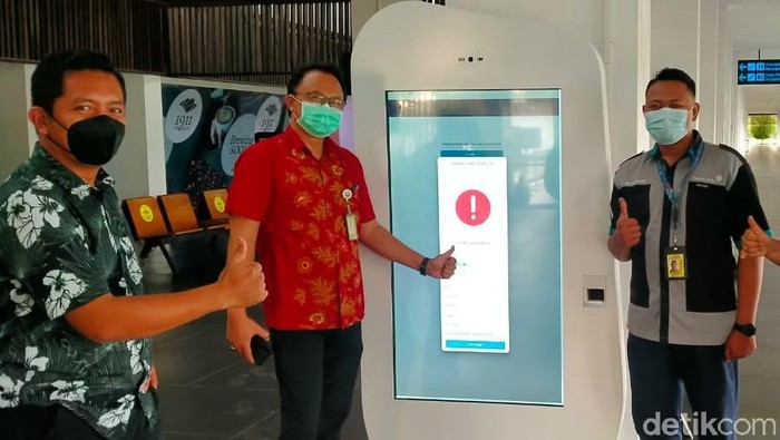 PT Angkasa Pura II, Bandara Banyuwangi mengoptimalkan penggunaan fasilitas W-Finding (QR Code). Fasilitas ini juga disambungkan dengan aplikasi PeduliLindungi.
