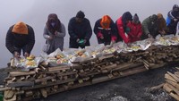Orang-orang menyiapkan persembahan untuk menghormati Pachamama, atau Ibu Pertiwi, di La Cumbre, sebuah gunung yang dianggap suci di pinggiran La Paz, Bolivia, Minggu, 1 Agustus 2021.