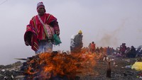 Menurut tradisi Aymara, Pachamama sebagai bentuk persembahan usai musim kemarau saat lapar dan haus, para penyembah melemparkan sesaji termasuk buah, coca, permen, dan janin llama mati ke dalam api unggun.
