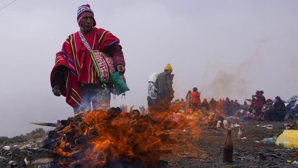 Menurut tradisi Aymara, Pachamama sebagai bentuk persembahan usai musim kemarau saat lapar dan haus, para penyembah melemparkan sesaji termasuk buah, coca, permen, dan janin llama mati ke dalam api unggun. Menurut tradisi Aymara, Pachamama sebagai bentuk persembahan usai musim kemarau saat lapar dan haus, para penyembah melemparkan sesaji termasuk buah, coca, permen, dan janin llama mati ke dalam api unggun.