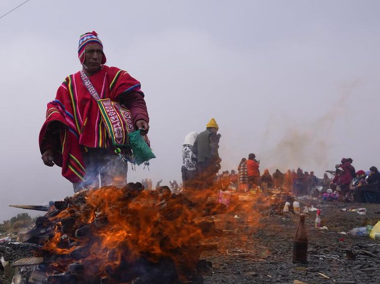 Intip  Ritual Penghormatan Ibu Bumi Pachamama di Bolivia