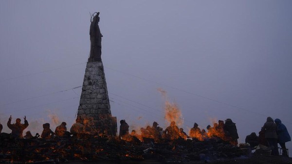 Orang-orang memegang llama muda yang mati untuk dibakar sebagai persembahan ritual untuk menghormati Pachamama, atau Ibu Pertiwi, di pinggiran La Paz, Bolivia, Minggu, 1 Agustus 2021. Orang-orang memegang llama muda yang mati untuk dibakar sebagai persembahan ritual untuk menghormati Pachamama, atau Ibu Pertiwi, di pinggiran La Paz, Bolivia, Minggu, 1 Agustus 2021.