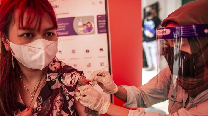 Pemprov DKI Jakarta mengumumkan pencapaian vaksinasi yang telah mencapai 7,5 juta dosis, Meski telah memenuhi target dari Jokowi namun hingga kini proses vaksinasi di DKI masih terus ditingkatkan.