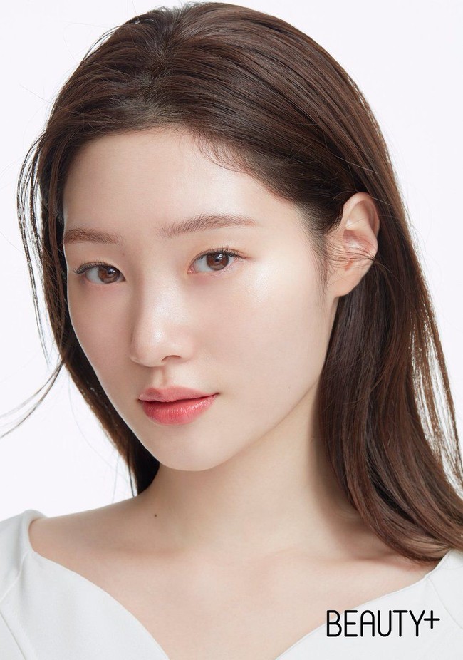 Chaeyeon DIA mencuri perhatian dengan paras cantiknya saat mengikuti acara survival Produce 101. Ia pun berhasil debut sebagai personel I.O.I. Tak butuh waktu lama bagi Chaeyeon untuk mendapat tawaran akting dalam drama Korea Drinking Solo hingga My First First Love. Foto: dok. Instagram j_chaeyeoni