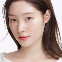 Chaeyeon DIA mencuri perhatian dengan paras cantiknya saat mengikuti acara survival Produce 101. Ia pun berhasil debut sebagai personel I.O.I. Tak butuh waktu lama bagi Chaeyeon untuk mendapat tawaran akting dalam drama Korea Drinking Solo hingga My First First Love. Foto: dok. Instagram j_chaeyeoni