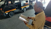 Selama pandemi ini, Aziz mengakui jika selama ini setoran penghasilan angkot ke juragan banyak yang gantungan. 
