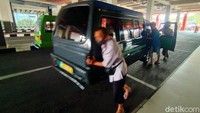 Meski pemilik angkot atau juragan, bisa memahami kondisi saat ini. Aziz tetap berkomitmen untuk memberikan setoran selama  narik angkot. 