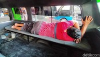 Dari pantauan detikcom, di Terminal Intermoda Joyoboyo. Beberapa angkot dari berbagai jurusan harus bersabar untuk mendapatkan penumpang. Para sopir angkot pun harus rela menunggu berjam-jam. 