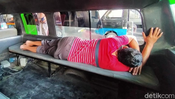 Curhat Sopir Angkot di Surabaya soal Kebijakan PPKM Kebijakan PPKM di tengah pandemi COVID-19 berdampak pada sektor transportasi. Salah satu di Surabaya, para sopir angkot pun mengakui pendapatan menurun drastis.