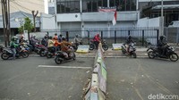 Meski jalan tersebut disekat menggunakan beton namun ada saja cara mereka untuk terobos penyekatan.