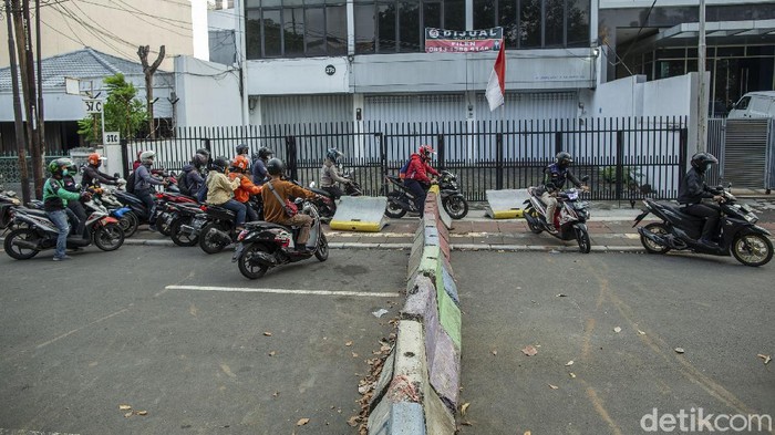 Jalan Cideng Barat, Jakarta disekat beton untuk meminimalisir mobilitas. Meski begitu, warga tetap menerobos. Ini foto-fotonya!