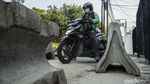 Disekat Beton, Warga Tetap Nekat Terobos