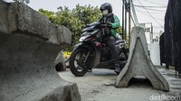 Penyekatan tersebut dilakukan di sejumlah titik, salah satunya di jalan cideng barat ini. Nampak jalan tersebut disekat menggunakan beton.