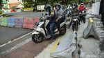 Disekat Beton, Warga Tetap Nekat Terobos