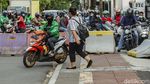 Disekat Beton, Warga Tetap Nekat Terobos