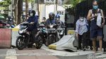 Disekat Beton, Warga Tetap Nekat Terobos