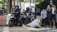 Diketahui DKI Jakarta masih menjalani PPKM Level 4 sehingga sejumlah jalan disekat untuk mengurangi mobilitas warga.