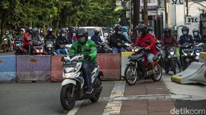 Disekat Beton, Warga Tetap Terobos Penyekatan Jalan Cideng Barat, Jakarta disekat beton untuk meminimalisir mobilitas. Meski begitu, warga tetap menerobos. Ini foto-fotonya!